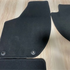 ボルボV40フロアマット　４枚セットの画像
