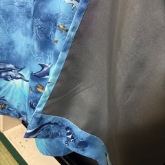 鮮やかなブルーのイルカのカーテン(遮光)2枚セットの画像