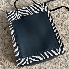 ゼブラ柄のバッグの画像
