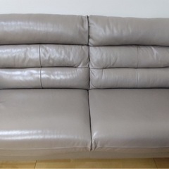 グレイ色の柔らかいソファーの画像