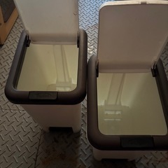 ペダル式ゴミ箱(小)２つセットの画像