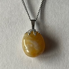 白い石のついたペンダントの画像