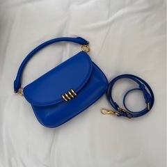 CHARLES & KEITH 青 ショルダーバッグ の画像