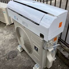 22😊シャープ エアコン✨6畳程度 2023年製 😊AY-R22DM✨エアコンクリーニング済みの画像