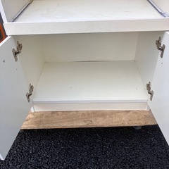 早い者勝ち　白い食器棚の画像