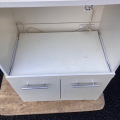 早い者勝ち　白い食器棚の画像