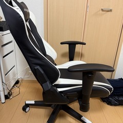 ゲーミングチェア ブラック ホワイト
の画像