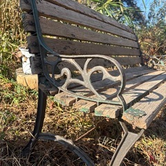 アイアン製の古いベンチの画像