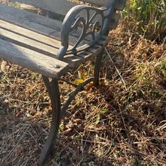 アイアン製の古いベンチの画像