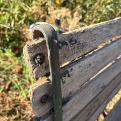 アイアン製の古いベンチの画像