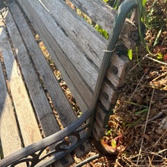 アイアン製の古いベンチの画像