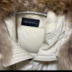 URBAN RESEARCH フード付きのベージュダウンジャケットの画像