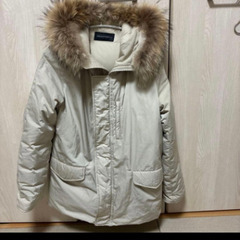 URBAN RESEARCH フード付きのベージュダウンジャケットの画像