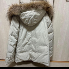 URBAN RESEARCH フード付きのベージュダウンジャケットの画像