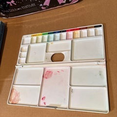 絵の具バッグと道具（小か中学校で使用）の画像