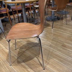 軽くてゆったり座れる木製イスの画像