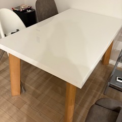 ダイニングテーブルの画像