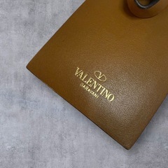 Valentino Garavani バゲージタグ ネームタグ スタッズ レザーの画像