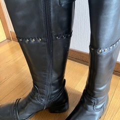 黒革ロングブーツの画像