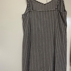 黒と白のチェック柄の半袖シャツとスリップドレスのセット、半袖のストライプシャツ。の画像