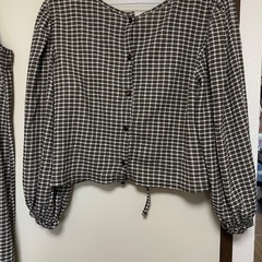 黒と白のチェック柄の半袖シャツとスリップドレスのセット、半袖のストライプシャツ。の画像