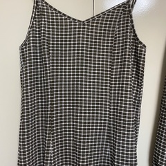 黒と白のチェック柄の半袖シャツとスリップドレスのセット、半袖のストライプシャツ。の画像