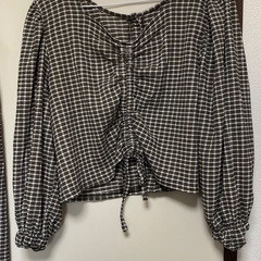 黒と白のチェック柄の半袖シャツとスリップドレスのセット、半袖のストライプシャツ。の画像