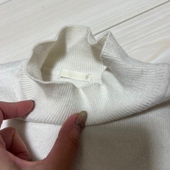 ホワイトレディースセーターの画像