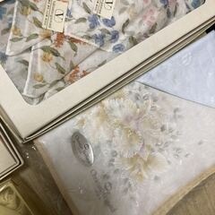 ブランド品 ハンカチ 未使用8ケース クリスチャンディオール イブサンローラン ピエール カルダン ニナリッチ等 長期保管品の画像