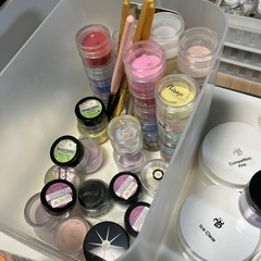 ネイル用品まとめ売り（スワロフスキーラインストーン、ラメ、カラージェル、アクリルパウダーなど）の画像