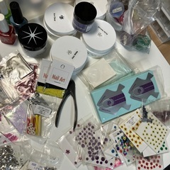 ネイル用品まとめ売り（スワロフスキーラインストーン、ラメ、カラージェル、アクリルパウダーなど）の画像