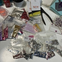 ネイル用品まとめ売り（スワロフスキーラインストーン、ラメ、カラージェル、アクリルパウダーなど）の画像