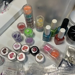 ネイル用品まとめ売り（スワロフスキーラインストーン、ラメ、カラージェル、アクリルパウダーなど）の画像