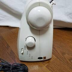 SINGER シンガー ミシン Qtie 家庭用 コンパクトミシン 動作確認済みの画像
