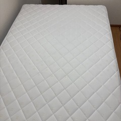 ダブルベッドの画像