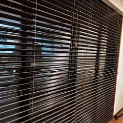 至急‼️ ウッドブラインド ダークブラウン スラット50mm幅 I型バランス付き 掃き出し窓用 　 の画像