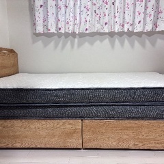 セミダブルベッドフレーム引き出し付き、マットレス2枚の画像