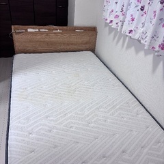 セミダブルベッドフレーム引き出し付き、マットレス2枚の画像