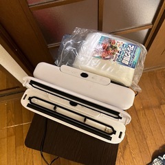 キッチンキャスターと真空パック器の画像