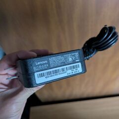 モニター台と周辺機器の画像