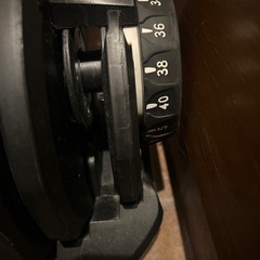 ダンベルとトレーニングベンチの画像