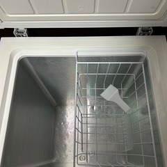 格安！上開き冷凍庫 バスケット付き　94Lの画像