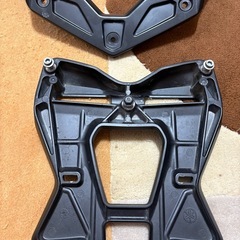 YAMAHA XMAX250 SG70J 純正　リアキャリアベース、マウントプレート　セットの画像