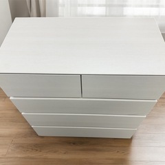 シンプルでモダンなホワイトの4段チェストの画像