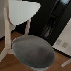 ダイニングテーブル　イスの画像