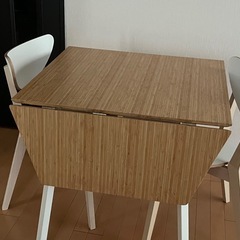 ダイニングテーブル　イスの画像