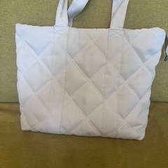 キルティングバッグ　ベージュ　トートバッグ　小物入れ付きの画像