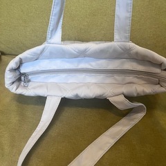 キルティングバッグ　ベージュ　トートバッグ　小物入れ付きの画像