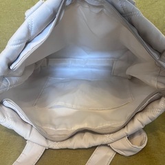 キルティングバッグ　ベージュ　トートバッグ　小物入れ付きの画像
