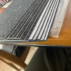 タイルマット 吸着マット ジョイント 設置簡単 防音シート 子供 ペット 保護 フローリング ずれない 洗える キッチン 床暖房 玄関 30×30CM 薄さ4mm 10枚入 ブラックの画像